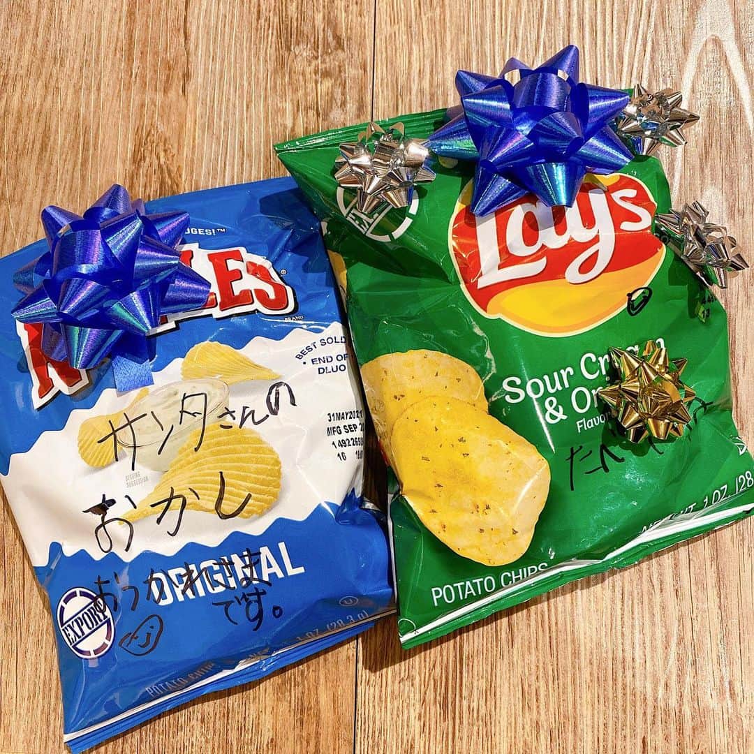 愛内里菜さんのインスタグラム写真 - (愛内里菜Instagram)「今年はサンタさんへ﻿ おつかれさまのポテチを用意した息子☺️﻿ ﻿ おつかれさまです！と書いてと言われ、﻿ サンタさんの大変さを気遣えるようになった﻿ 息子っち5歳😄🤣﻿ ﻿ 仮面ライダーセイバーの﻿ 変身セットが届きました🎅💕﻿ ﻿ ﻿ 新年2021年を迎え﻿ R-box vol.10が始動‼️‼️﻿ ﻿ 2021年1月9日（土）10（日）﻿ R-box vol.10 ～Rejoice～ @限定生ライブ&ツイキャス配信 決定！﻿ ﻿ ということで！﻿ 会場と配信との両方になりました😌﻿ ﻿  垣内りかオフィシャルHPより受付中‼️‼️﻿ 配信チケットは2020年12/14（月）12:00〜販売開始﻿ ﻿ 配信料金：各日3,500円﻿ ﻿ ぜひみなさまのご応募お待ちしております‼︎‼﻿ ﻿ 年始からみんなと笑顔を分け合えたら良いな🌅﻿ Rejoice‼︎‼︎😆🌈﻿ ﻿ ﻿ ﻿ ﻿ Twitter﻿ @RRikakakiuchi﻿ ﻿ アルバム「Ring」﻿ 各配信サイトよりリリース！﻿ ﻿ R/垣内りかオフィシャルHPより﻿ WEBショップがオープン　﻿ ﻿ ✨活動20周年記念✨﻿ 😆YouTube開始！チャンネル登録よろしくね😆﻿ 愛内里菜改め「R〜アール」オフィシャルチャンネル﻿ ﻿ ﻿ 😆TikTokも開始！フォローよろしくね😆﻿ R_愛内里菜﻿ https://www.tiktok.com/@r_aiuchirina_official﻿  ﻿  ﻿#サンタクロース #クリスマスケーキ #セイバー　#仮面ライダーセイバー  #愛内里菜はRとして再始動﻿ #歌ってみた﻿ #Cover﻿ #弾いてみた﻿ #カラオケ﻿ #ライブ﻿ #愛内里菜 改め#R として #歌手 再始動﻿ #垣内りか #垣内倶楽部 #バンド #バンド名 ﻿ #ライブハウス #ライブ #一体化 #絆 #盛り上がりたい #会いたい﻿ #感謝 #リスタート #アニバーサリー#20周年﻿ #YouTube﻿ #ユーチューバー#TikTok﻿」12月26日 13時15分 - rina_aiuchi