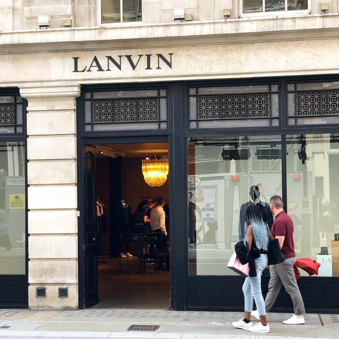 LAUNCHのインスタグラム：「Paris  I want to know how to make a shop window to be nailed」