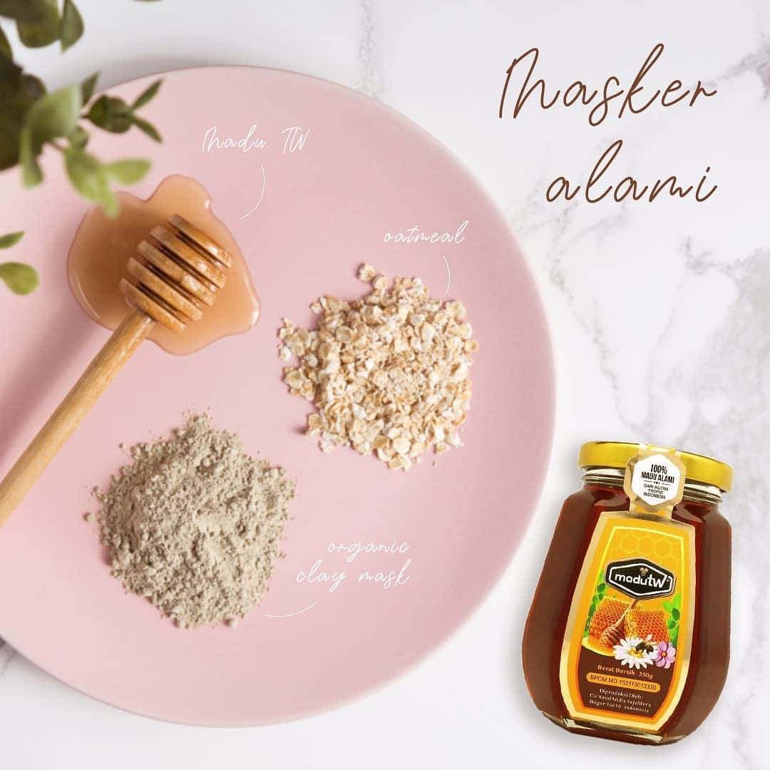 のインスタグラム：「Selain pakai skin care rutin, madu juga bisa bikin wajah awet muda lho...  Nih gaes rahasia aku selain pakai skin care rutin yaitu maskeran pakai madu, masa sih ? Karena madu punya sifat emolien yang bikin kulitmu jadi kenyal dan lembab.   Kalau kulit sudah lembab, InsyaAllah wajah terlihat seperti kulit remaja. Dijamin suami jadi pangling deh hehehe Pakai @madutw_id sebagai campuran masker kamu ya, ada yang pernah coba? coba komen dibawah ya..... #ManisnyaSehat」
