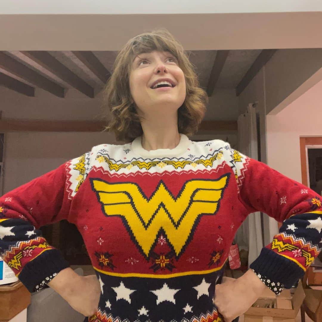 ミラーナ・ヴァイントゥルーブのインスタグラム：「The fact that I already owned a Wonder Woman Christmas sweater to wear today, the day the sequel premieres, is only further proof that my destiny is forever entwined with Gal Gadot and knock off merch.  Also, thank you @sarahzurell for this gift years ago. It’s so perfect.」