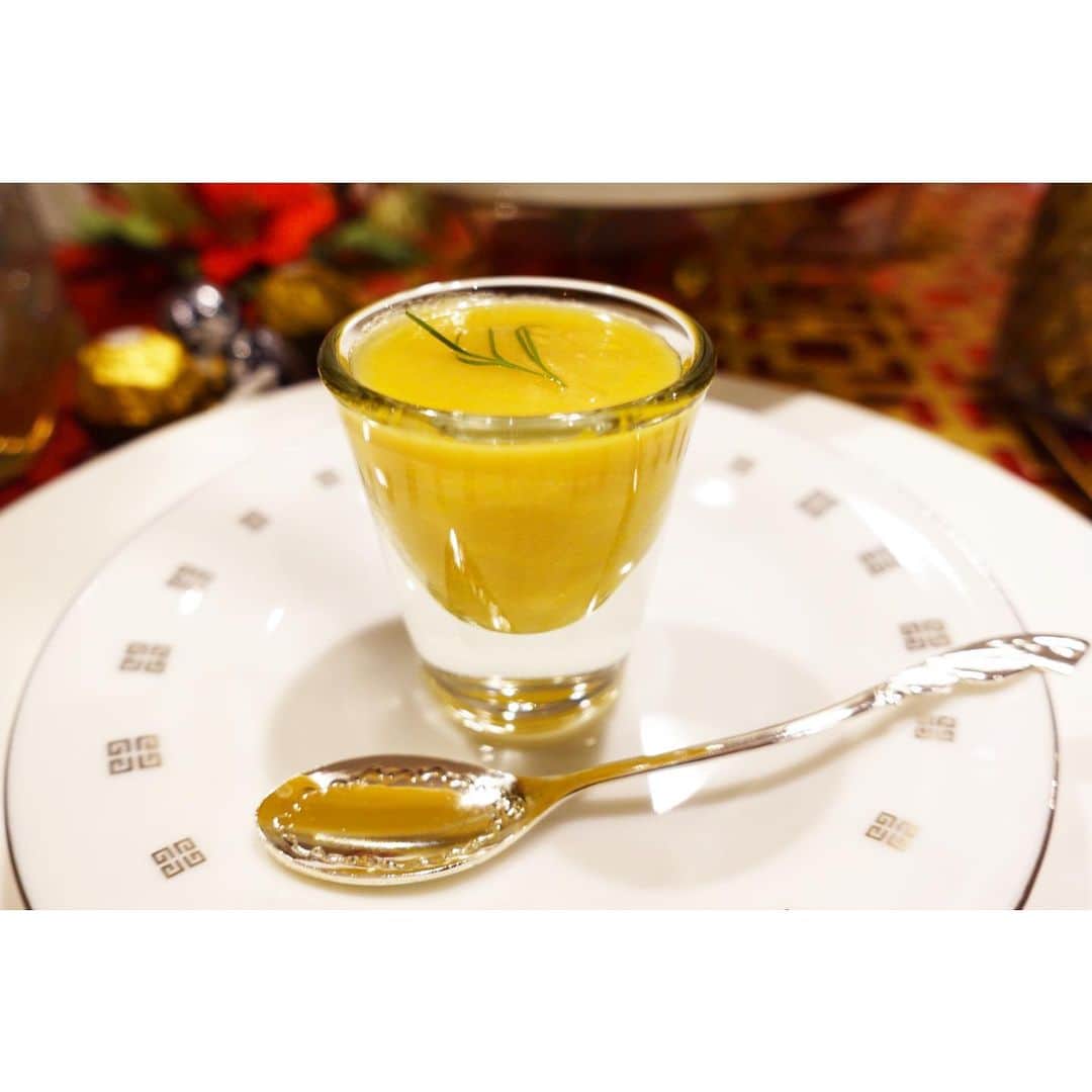 清水のぶよさんのインスタグラム写真 - (清水のぶよInstagram)「， 2020クリスマスパーティのメニュー🎄🍴✨ いつもと同じメニューでも 器の置き方で見え方が変わりますね。 ， #クリスマス #クリスマスディナー #クリスマスパーティ #ホームパーティ #ホームパーティー料理  #自宅 #ディナー #おうちディナー #おうちレストラン」12月26日 13時28分 - meika_shimizu