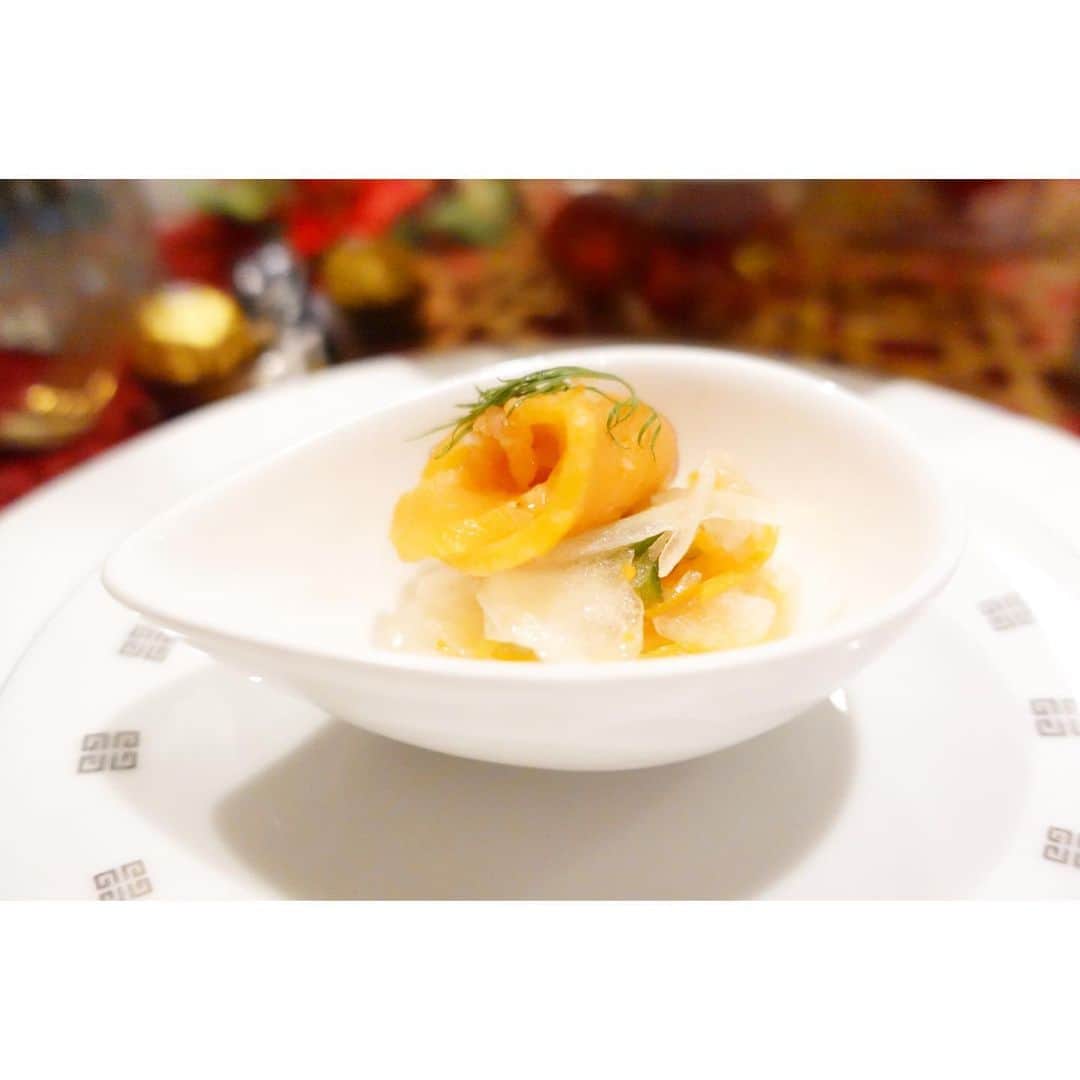 清水のぶよさんのインスタグラム写真 - (清水のぶよInstagram)「， 2020クリスマスパーティのメニュー🎄🍴✨ いつもと同じメニューでも 器の置き方で見え方が変わりますね。 ， #クリスマス #クリスマスディナー #クリスマスパーティ #ホームパーティ #ホームパーティー料理  #自宅 #ディナー #おうちディナー #おうちレストラン」12月26日 13時28分 - meika_shimizu