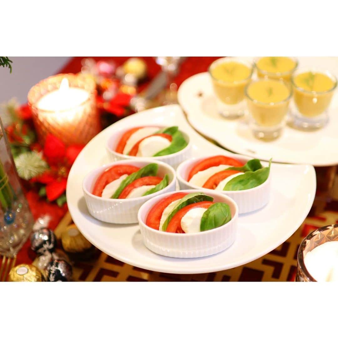 清水のぶよさんのインスタグラム写真 - (清水のぶよInstagram)「， 2020クリスマスパーティのメニュー🎄🍴✨ いつもと同じメニューでも 器の置き方で見え方が変わりますね。 ， #クリスマス #クリスマスディナー #クリスマスパーティ #ホームパーティ #ホームパーティー料理  #自宅 #ディナー #おうちディナー #おうちレストラン」12月26日 13時28分 - meika_shimizu