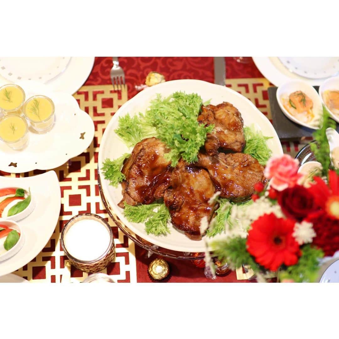 のインスタグラム：「， 2020クリスマスパーティのメニュー🎄🍴✨ いつもと同じメニューでも 器の置き方で見え方が変わりますね。 ， #クリスマス #クリスマスディナー #クリスマスパーティ #ホームパーティ #ホームパーティー料理  #自宅 #ディナー #おうちディナー #おうちレストラン」