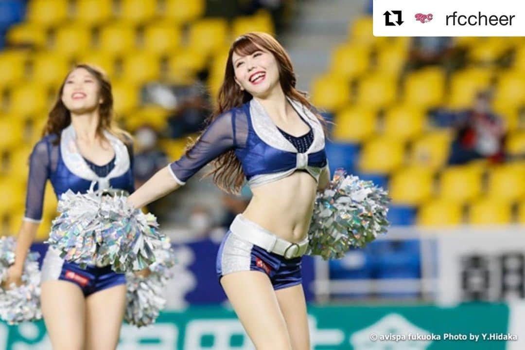 KANAのインスタグラム：「#Repost << @rfccheer >> ・・・ 【KANA】  2020シーズン、チアリーダーとしてアビスパ福岡に関わる多くの方と喜びを分かち合えたことは私の一生の素敵な思い出になります😌  感動と勝ちが本当にたくさんのシーズンでした！  かなり長くてキャプションオーバーになってしまったので２つの投稿に分けます✏︎ ©︎avispa fukuoka  アビスパ福岡オフィシャルチアリーダーズ結成に至るまではたくさんの話し合いを重ねてきました。  始まりは 2012年からRFC Jr.がゲスト出演しだし、2016年アビチアJr.スクールの委託をうけ、RFCがゲストとしてアビスパ福岡でパフォーマンスをさせて頂くところからです。  私はアビチアjr講師としてこれまで５年間アビスパ福岡に関わらせて頂いていました。　 サポーターの皆さんにも徐々に子ども達のチアダンスを受け入れて頂き、年々見てくださる方が増え、手拍子が大きくなっていくことが本当に嬉しかったことを覚えています。  子ども達も一生懸命練習して、応援して、苦しい試合が続くと涙して、、立派なチアリーダーに育っていました😌 選手のウォームアップ中、サポーターさんのチャントに合わせて動きをつけてみたり、外ステージでは子ども達だけでチャントを歌って盛り上げようと頑張ってみたり、私も講師として試行錯誤の繰り返しでした。ですが猛暑や大雨など天候の影響もあったりで子ども達が長時間集中力や体力を持続するのは少し難しいな…と感じたこともありました。  そんな時にRFCに声をかけてくださったのが川森社長です。川森社長はすごく子ども達のことを褒めてくださるし大切に思ってくださっています。大切に思ってくださっているからこそ、今シーズンから結成されたアビスパ福岡オフィシャルチアリーダーズという大人のチームを作ることを提案してくださいました。  2018年 それから私はサポーターさんとチームが定期的に行っているミーティングに参加させて頂きました。 正直不安でいっぱいでした。なぜならアビスパ福岡には長い歴史があり、サポーターさんが中心となった応援スタイルが出来上がっていたからです。そこにいきなりチアが入るなんて受け入れがたいことだと思っていたからです。 でも私のそんな不安や心配は全く必要なかったです！ そこにいらしたサポーターの皆さんは快く受け入れてくださり、どんなふうにチアが動けばいいのか、何をしたらスタジアムを盛り上げることができるのか、たくさん提案やアドバイスをくださりました！  その中の一つが「J1のチアリーダーを見た方がいい」「ガンバのチアがすごい」でした。当時RFCはサッカー応援を全く知りませんでした。なので私はRFC代表と２人で急いでチケットをとってガンバ大阪へ勉強しに行きました。 そこで初めて見たガンバチアリーダーの応援に圧倒されました。パフォーマンスはもちろんとても素晴らしいのですが、驚いたのは試合中90分間ずっとチャントに合わせて踊っていたことです。私が行ったのは８月の猛暑日でした。 選手だけでなく、観客の皆様にもエールを送り続けているように見えました。 行って勉強しに行って本当に良かったです！これが今のアビチアの応援スタイルのきっかけとなります。  福岡に戻り、すぐにチャントにフリを付けさせて頂きメンバーに覚えてもらってRFCのゲストとしてのパフォーマンスが始まりました。 何度かゲストとして呼んで頂く内にサポーターの方々に受け入れて頂き、アビチアjrとRFCはコラボという形でパフォーマンスをさせて頂いていました。  本格的にアビスパ福岡オフィシャルチアリーダーズの話が動き始めたのは2019年の夏です。色々な事や思いがありスムーズには進みませんでしたが2020年２月、シーズン開幕ぎりぎりにオーディションが開催となり結成が決まりました。  次の投稿に続く……  #avispa #アビスパ福岡 #アビスパチアリーダーズ #RFCチア　 #上へ #俺たちは勝つ #アビスパDAZN部  #cheerleader  #チアリーダー #Jリーグ #Jleague #J1 #サッカー #soccer #team #fight #smile  #アビチア #yell #message #感謝 #thankyou #オーディション　 #男子チア　 #チアリーディング」