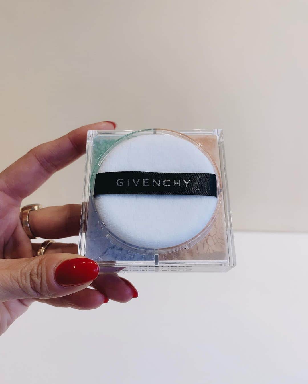 堀舞紀のインスタグラム：「💄 . . 三越伊勢丹THE COSMEの最新！ 春コスメ体験会にいかせてもらいました🙌🏾 . . . その中で気になったもの、 一足お先にお見せしちゃうね🙃 . まずは、 "GIVENCHY(ジバンシイ)" 🤩憧れのコスメブランド🤩 ここのロングセラーフェイスパウダー "プリズム・リーブル"が 一新して発売されるんだって。 . 使ってる人いるかな？🤔 . アラフォーと、 マスク時代！にピッタリすぎて！！🧐 . →スワイプ  してもらうと分かるかな〜 専用のふあふあ💭パフでなじませると 透明感が一気に出る優れもの！ 気になる毛穴やクスミを目立たなくしてくれちゃうの！！ . サラーっとしあがってとっても肌が綺麗にみえる！！ ちょっとだけキラキラが入ってるので光にあたるととっても綺麗〜 . 下地や日焼け止めの上から サッとぬれば肌綺麗に見せてくれるから 私みたいに化粧しない日も多い アラフォーの人におすすめしちゃう！！ (だってさ、、くすむぢゃない？！w) . . 1月27日(水)伊勢丹新宿店、meecoにて先行発売！ . 2月3日(水)銀座三越先行、2月5日(金)に全国発売開始です🙋🏽‍♀️ . そして、 スワイプ →5枚目 1月27日(水)〜2月2日(火)伊勢丹新宿店にて先行販売プロモーションて事で、 このプリズムリーブルをお買い上げの方に可愛いカードケースがついてくるんだって😳スゴイね！！ . . 📚あとね。 伊勢丹から出ている "THE COSME"誌をみていたら 最新のメイク💄方法とかをQRコードで読み込めるシステムになっいるのね！🧐動画でモデルさんに付けていた "Celvoke(セルヴォーク)" のチークが良い色で可愛いかったな〜🙃 その場でメイク動画が見られるなんてハイテクすぎ😍 . →スワイプ  6.7.8枚目 セルヴォーク・ブロウイングフェイスカラーEX02(生産数量限定1/2伊勢丹新宿、meeco先行販売、1/8全国発売 . . 他にもワクワクする 最新コスメが沢山発売されるんだけど、 久々の新作コスメ発表会で ウキウキしちゃった😝 . 皆さんの気になる春コスメは なんですか？！ . @isetan_beauty  @meeco_meeco  @ginmitsu_cosme  https://www.mistore.jp/shopping/beauty . . . #pr #isetan #isetanbeauty  #meeco #mitsukoshi #beauty  #cosme #makeup #伊勢丹 #イセタン #伊勢丹新宿店　#三越 #メイク #メイクアップ #ベースメイク #フェイスパウダー #春コスメ #春メイク #コスメレポ #コスメ紹介 #新作コスメ #デパコス #givenchy #ジバンシイ」