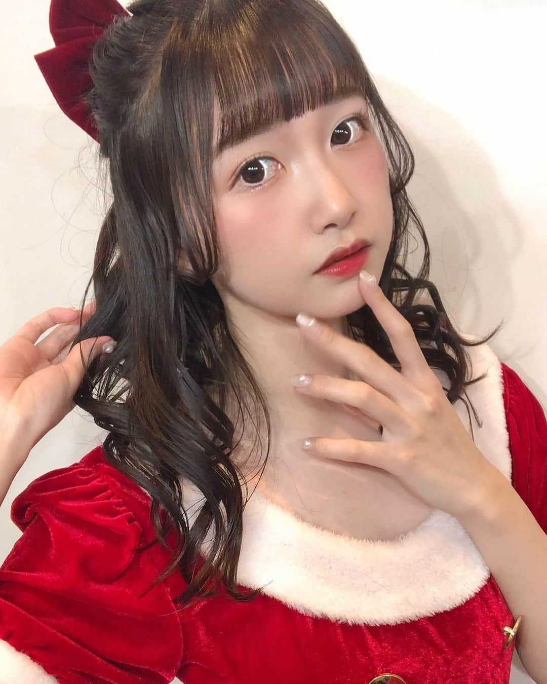 七瀬ひなたのインスタグラム：「🎅🏻🎄🤍  #サンタコスプレ #クリスマスメイク #コスプレ #アイドル #地下アイドル #ヘアアレンジ #編み込みアレンジ #シースルーバング #ぱっつん前髪  #ポニーテール #イコラブ #いいね返し #いいねした人全員フォローする #黒髪 #衣装 #アイドル衣装 #日向坂46 #乃木坂46 #自撮り界隈 #自撮り #自撮り女子 #写真好きな人と繋がりたい #ファインダー越しの私の世界 #被写体モデル  #白加工 #淡色女子 #サロモ #f4follow #f4f」