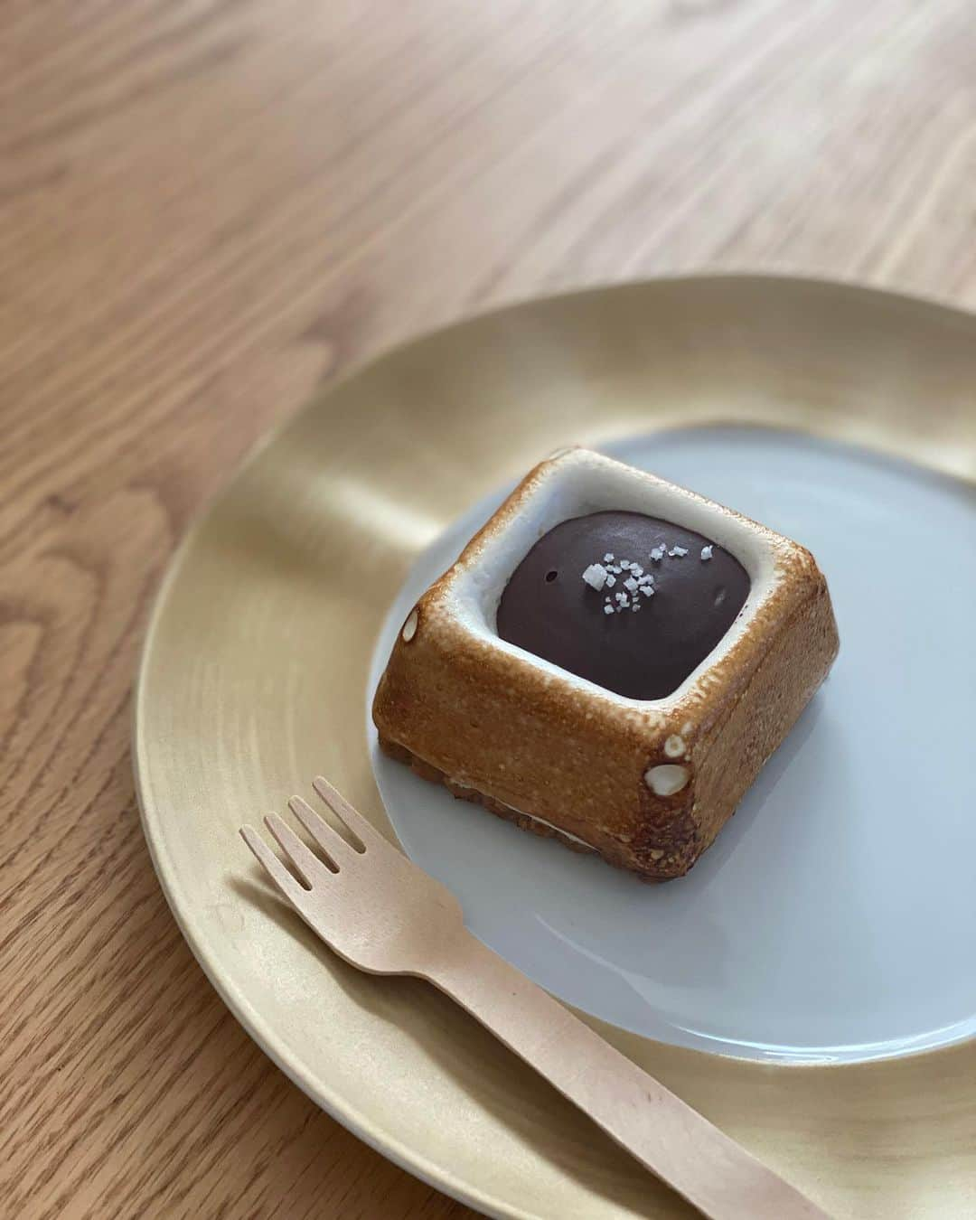 鈴木詩織さんのインスタグラム写真 - (鈴木詩織Instagram)「少し前に行きました☕️ -DANDELION chocolate-  蔵前店でチョコレートドリンクとスモアのデザートをテイクアウトしたよ♡  おいしかった〜！スモアは塩っけが効いてた🤤 またチョコ巡りしたいな♡  ﻿ ﻿  ﻿ ﻿  #カフェ巡り#カフェデート#チョコレート専門店#チョコレート#dandelionchocolate#ダンデライオンチョコレート#蔵前#蔵前カフェ#蔵前カフェ巡り」12月26日 13時31分 - shiorin0802suzuki