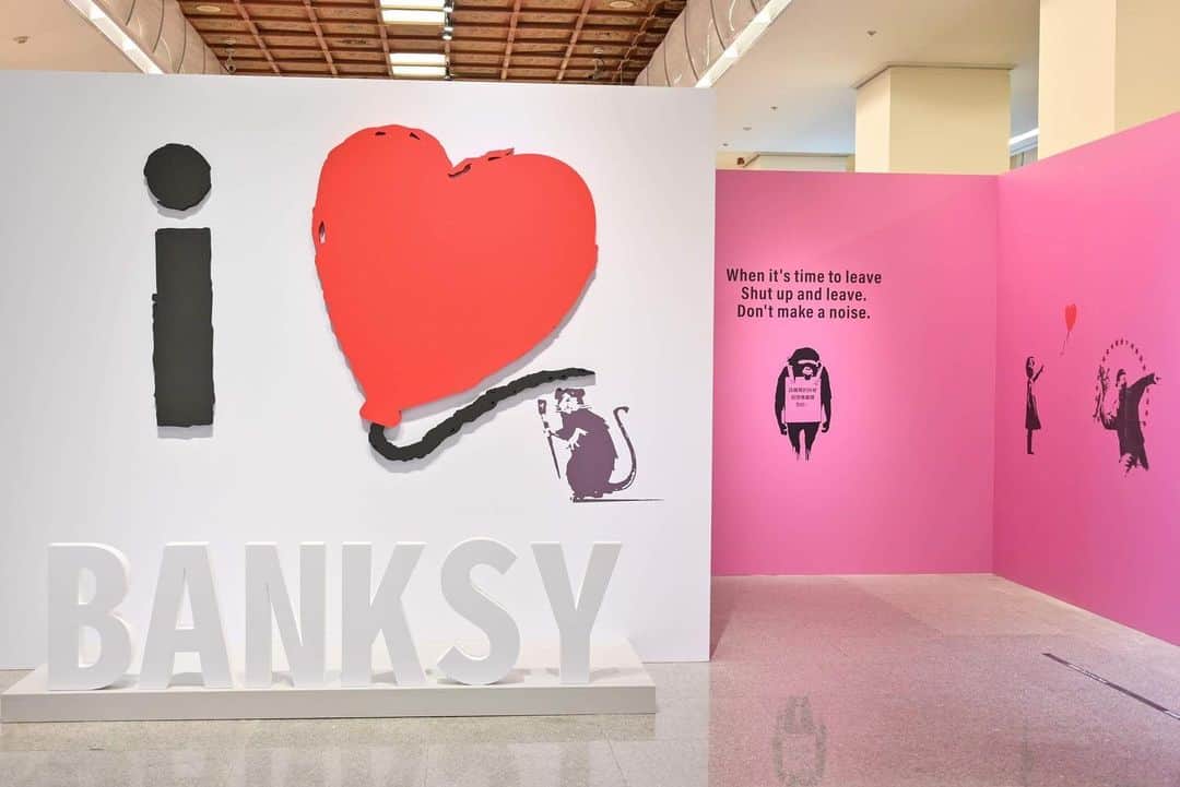 Vogue Taiwan Officialさんのインスタグラム写真 - (Vogue Taiwan OfficialInstagram)「#VogueArt 令人超期待的《I LOVE BANKSY特展》過去曾到香港、雪梨、墨爾本、多倫多、邁阿密等世界大城展出，這次由加拿大STARVOX單位邀請世界各地收藏家出借珍藏已久的Banksy作品巡迴來台灣展出，更首度公開由Banksy作品認證單位Pest Control認證過的作品。  一次展出多達60幅作品，包括28幅被認證過的正版創作，透過他的作品一窺他想傳遞給這個世界的涵義、故事。  🔗完整展覽資訊請點 @voguetaiwan 首頁連結  #banksy #展覽 #exhibition  🖋wendych」12月26日 13時32分 - voguetaiwan