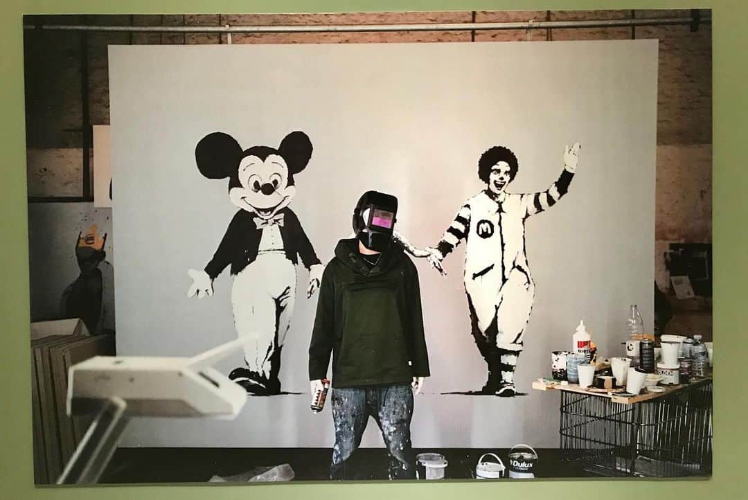 Vogue Taiwan Officialさんのインスタグラム写真 - (Vogue Taiwan OfficialInstagram)「#VogueArt 令人超期待的《I LOVE BANKSY特展》過去曾到香港、雪梨、墨爾本、多倫多、邁阿密等世界大城展出，這次由加拿大STARVOX單位邀請世界各地收藏家出借珍藏已久的Banksy作品巡迴來台灣展出，更首度公開由Banksy作品認證單位Pest Control認證過的作品。  一次展出多達60幅作品，包括28幅被認證過的正版創作，透過他的作品一窺他想傳遞給這個世界的涵義、故事。  🔗完整展覽資訊請點 @voguetaiwan 首頁連結  #banksy #展覽 #exhibition  🖋wendych」12月26日 13時32分 - voguetaiwan