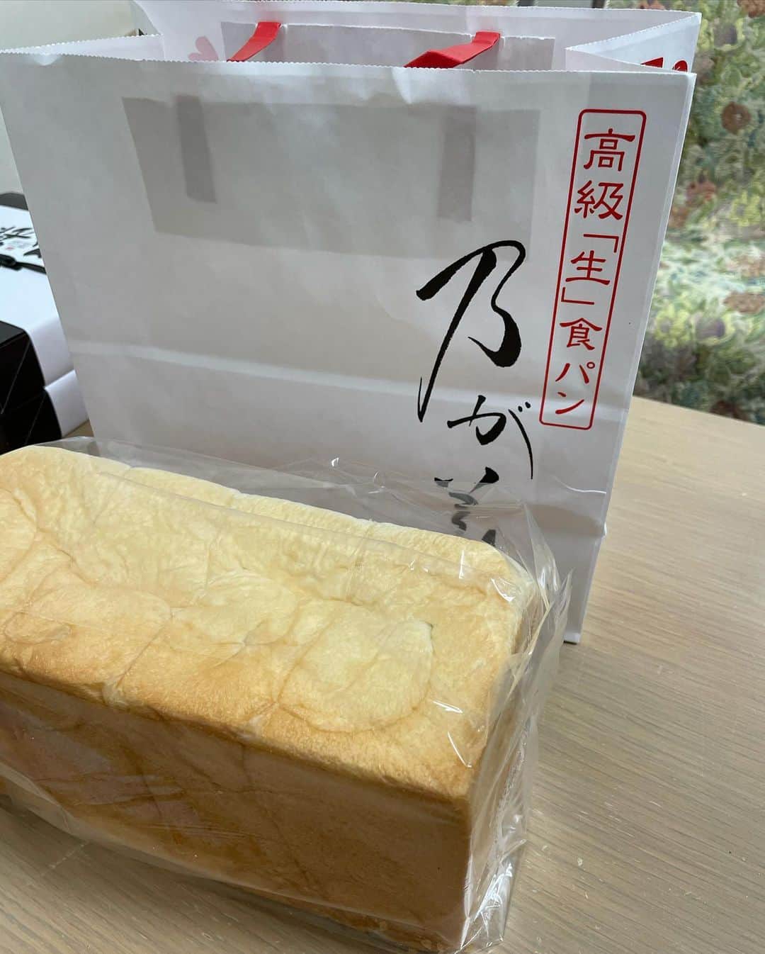 東野幸治のインスタグラム：「ちゃちゃ入れのスタッフさんにいただきました。 乃が美の高級生食パン。 ありがとうございます。 お弁当は醤じゃんのお弁当。  関西の仕事は年内最後です。」