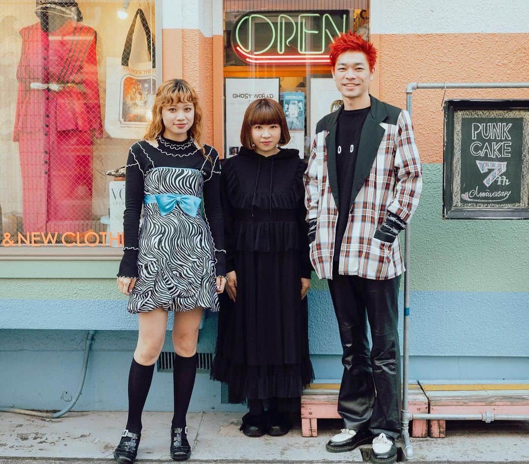 板橋よしえのインスタグラム：「▷ ▷ ▷対談連載 デザイナー板橋よしえの「おしえて好きなひと」第21回目のゲストは！ご近所の古着屋さん　PUNKCAKEのKINJIさん ＆ mikkiちゃん！！ いつ会っても笑顔で優しくって･･･大好きな2人😌💛 ふたりの人柄が本当に素敵で、会うたびあったかい気持ちになります。 そしていつでもどんなときも自分らしいお洒落を楽しんでいて、とってもキュート！ そんな2人との対談、ぜひ読んでもらえたらうれしいです☺️ #candystripper #candystripper_magazine 12月号 @punk_cake  @kinjy_eat_world  @mikkigiantbaby」