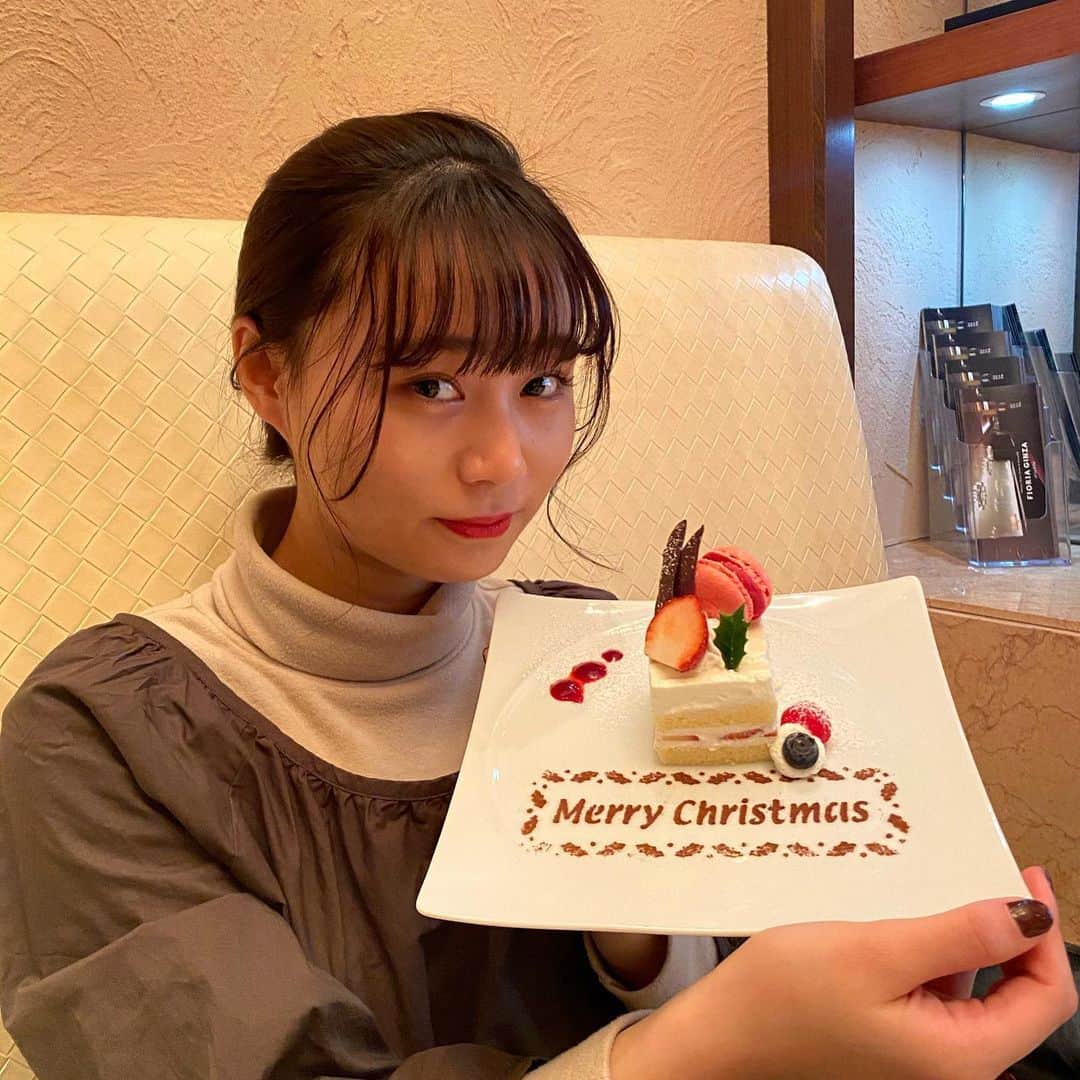のインスタグラム：「友達が撮ってくれたので 載せようと思ったけど 誕生日じゃないんだから 早く食べなよと 写真を選びながら 思いました😌  クリスマスに載せられなくてごめんなさい #メリークリスマス  #ノーマルカメラ」