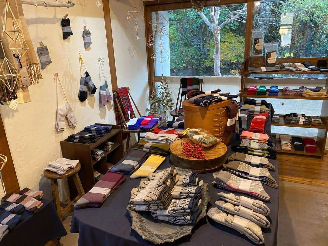 cafezakkagallery-flagのインスタグラム：「▪︎年内最後の営業▪︎ 本日26日までが年内最後の営業予定です。 ぜひふらーりとお立ち寄り下さいませ。 ラッピングギフトも無料で行っております。  #cafeFLAG #cafezakkagalleryFLAG #大阪カフェ #枚方カフェ #hacu #チョコレート #ヒンメリ #ギフト」