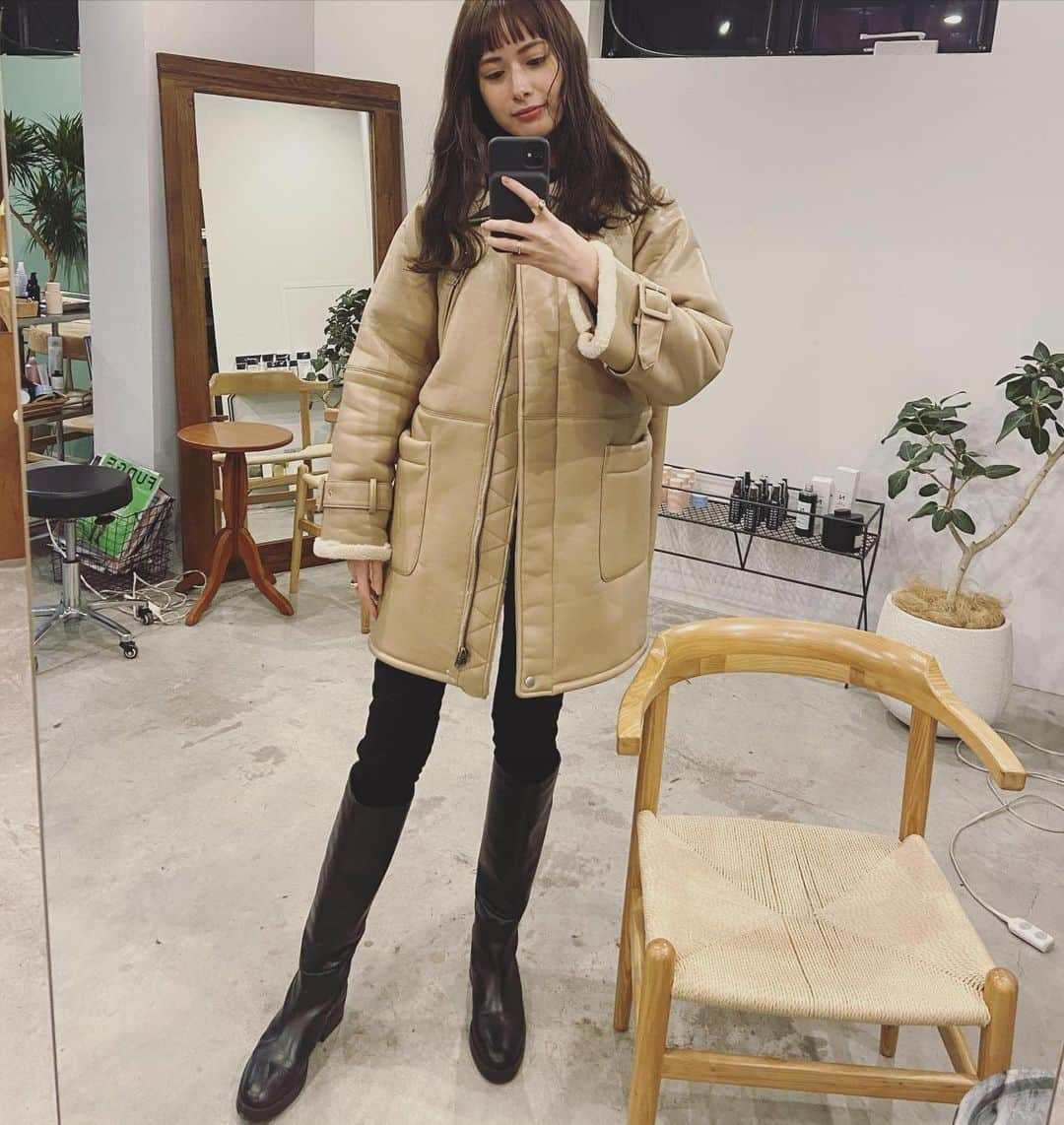 加納奈々美のインスタグラム：「冬休み限定オン眉よ〜  outer @think_fur  pants @acnestudios  boots @zara」