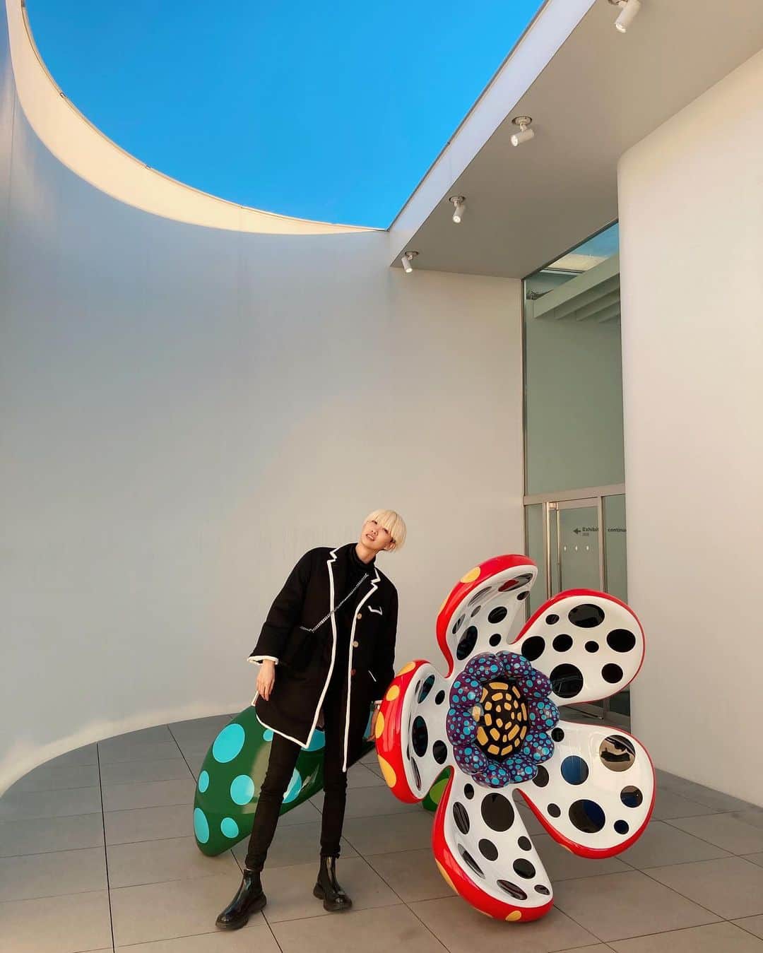 のインスタグラム：「Big flower🌸⚪️⚫️ by #yayoikusama  やっと見に行けました🥳✨  #草間彌生美術館 #草間彌生 #yayoikusama」