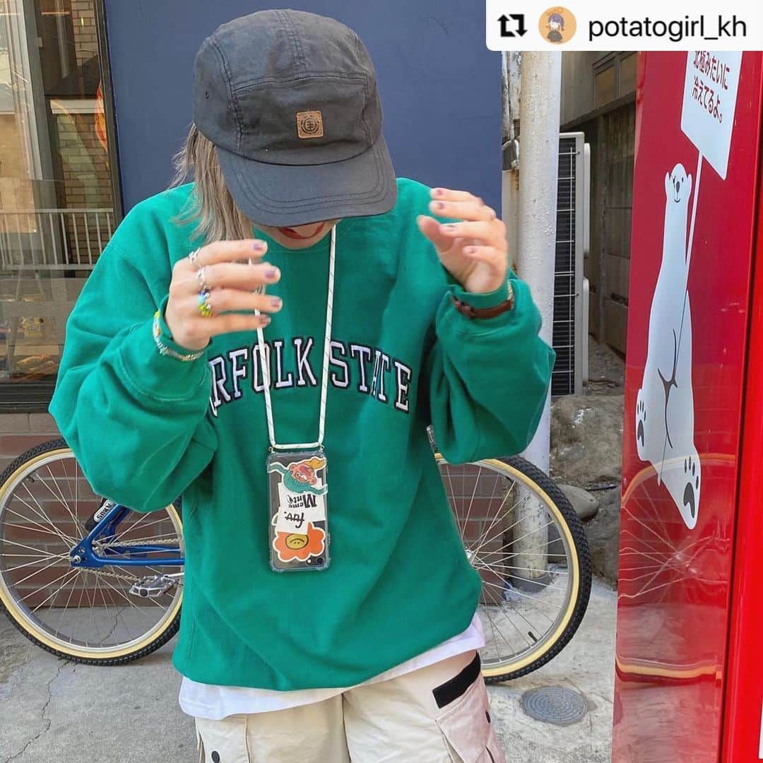 のインスタグラム：「#Repost @potatogirl_kh ♡ with @make_repost ・・・ ・ よくiPhone手から吹っ飛ぶので 首からさげました😀👐 でも慣れないから首にかけてるの忘れて 今日一日何回もiPhone探した😌 (@shopnikoniko)さんのアイテムね🌙 ・ #fashion#ootd#todayscode#l4like#l4l#code#古着女子#古着#古着男子#フルダン#フルジョ#お洒落さんとつながりたい#古着すきな人と繋がりたい#フリクロ#スウェット#スウェットコーデ#メンズライク#秋コーデ#秋コーディネート#メンズライク女子#メンズライクコーデ#スケボー女子#ストリート#ストリート系女子#ショップにこにこ_zozotown」