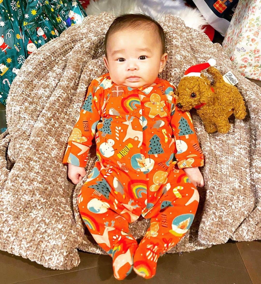 DJ JUICYのインスタグラム：「1枚目、自分の子供の頃にそっくり😆❤️  2枚目は、ダディに似てる👨🏻🖤  朝と夜で、顔が全然違う〜😆  寝起きは比較的ブチャイク😆❤️  #息子 #生後3か月  #初めてのクリスマス #遺伝子 #すごい」