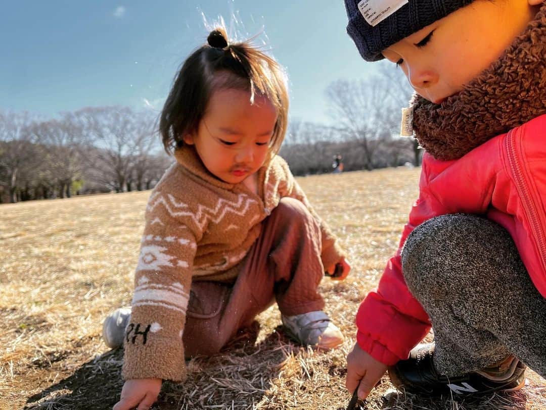 菅井悦子さんのインスタグラム写真 - (菅井悦子Instagram)「え？パパですか？🤣🤣🤣 なんでそこが泥まみれなのよ🧔  今朝は友達と手分けしてw公園散歩。  ２歳児同士には、取り合いにならないように、常に『同じもの』を準備😂  まぁ、それでも喧嘩するけど…😅」12月26日 13時57分 - etsuko313