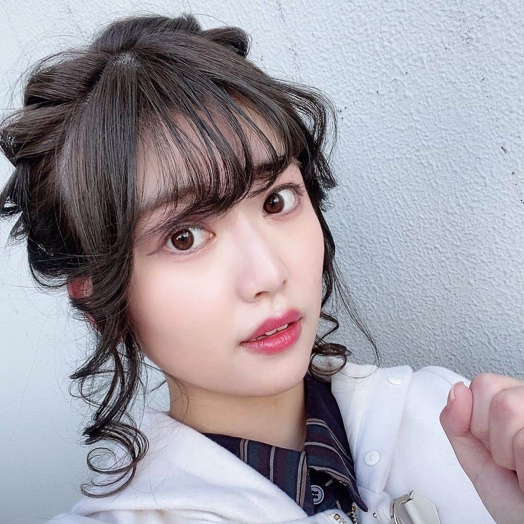 中谷彩伽のインスタグラム：「. ヘアアレンジ🤎 お仕事で大阪行った時に周也さんにお願いしました😊 今年の神戸コレクションでヘアセット担当して頂いて、もう4回目✨✨ . #ヘアセット #ヘアアレンジ #ヘアスタイル #チョコレートブラウン #チョコレートカラー #ブリーチなし #ダークブラウン #ヘアカラー #ヘアーアレンジ #ミスコン」
