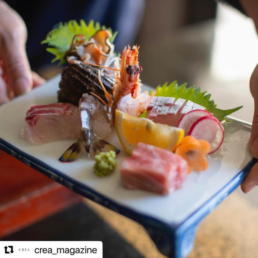 割烹旅館 海喜荘のインスタグラム：「取り上げて頂きました。ありがとうございました！ 記事のリンクはこちら→ https://www.google.co.jp/amp/s/crea.bunshun.jp/articles/amp/21731  #Repost @crea_magazine with @make_repost ・・・ 【好評発売中】CREA2・3月合併号は「ひとり宿」特集。ひとりステイのときは「ただいま」と言いたくなるような、温もりある宿が嬉しいですね（そして、おいしいごはん！）コラムニストの#中村孝則 さんに推薦いただいた#海喜荘 は、老舗の割烹旅館。自分の田舎に帰ってきたような、地魚料理が自慢の宿です。  photographs:Hiroshi Mizusaki  #crea #creamagazine #ひとり温泉 #ひとり宿 #温泉 #旅館 #ホテル #onsen #hotel #大分 #国東半島 #グルメ #ごはん #温泉・ホテル好きが推薦する「わたしのリピートひとり宿」インタビューは #稲垣吾郎 さん！ #海喜荘  #割烹旅館」