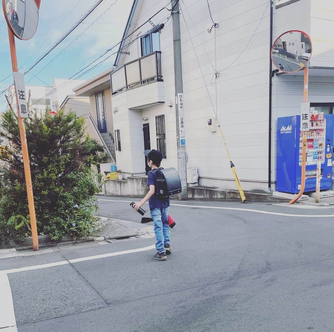 木本武宏さんのインスタグラム写真 - (木本武宏Instagram)「この冬まだ一度も上着を着ずに登校している甥っ子。君は何と闘ってるんや？」12月26日 14時01分 - tkokimoto