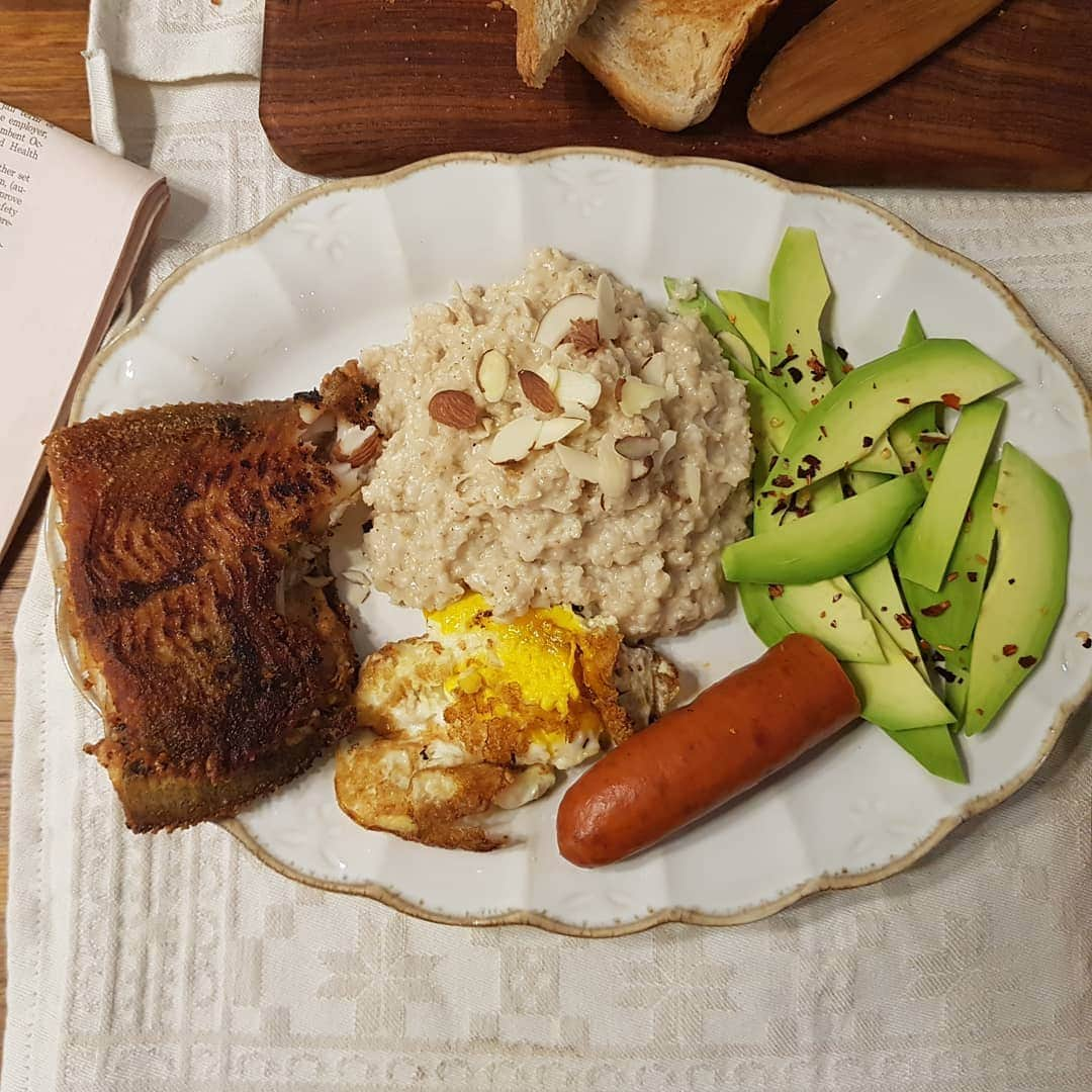 コ・ミョンファンさんのインスタグラム写真 - (コ・ミョンファンInstagram)「치열하게 소설 속 요리 만들기! . 소설에 수없이 나오는 그리츠를 만들어봤다. . 옥수수가루가 없어서 오트밀로 . 미국남부 가정식이다.^^ 내 상상으로 . 카야.... . #치열하게시리즈 #가재가노래하는곳 #그리츠 #미국남부가정식 #리사르커피 #소시지감사해요 #김진수 #양재선」12月26日 14時01分 - gommming