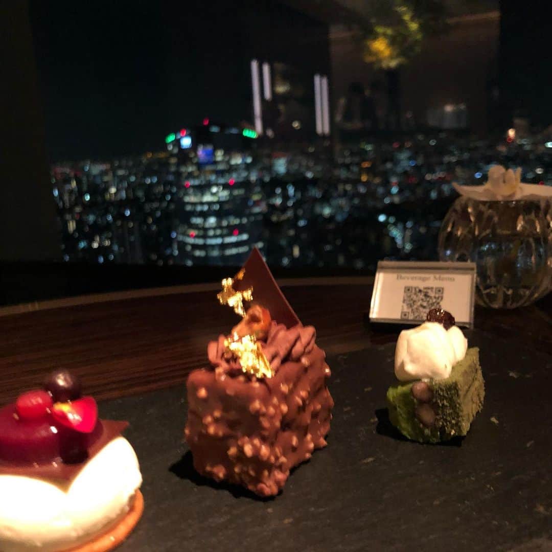 宇佐美進典さんのインスタグラム写真 - (宇佐美進典Instagram)「東京ホテル巡り第四弾はリッツカールトン東京。泊まるなら高いけどクラブラウンジがおすすめ。アフターヌーンティー含めて5回の軽食が出るのでほぼこれでお腹いっぱいに。全部食べてみた笑　プールも落ち着いた感じ。そしてここのサウナはドライスパなんですが、水風呂の水深が深くて最高。　#リッツカールトン東京 #ritzcarltontokyo #東京のホテル巡り」12月26日 14時03分 - usapon