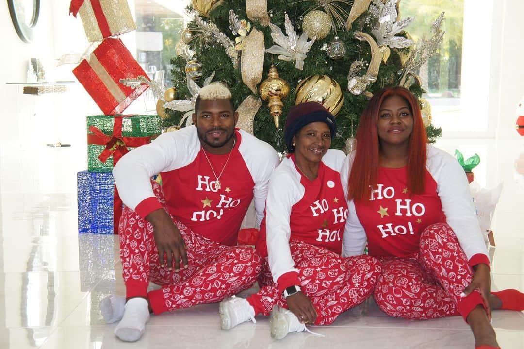 のインスタグラム：「Feliz navidad a mi bella familia y amistades dios me los bendiga y les cumpla todos esos bellos sueños y cosas buenas en esta hermosa navidad.. Mi madre @valdesmariza hermana @ypv_diva y amistades @malletttaa @randy.gonzalezgarcia.1 @iban3176 @cosmedelgado1970 @lulyycosme @nanidemango @da.mian3429 @karla.rubioo @leyelizabet @andersonfeliz2020 @alex2live」