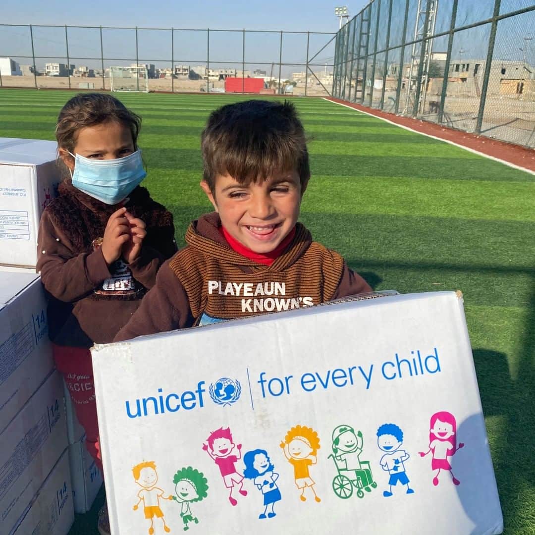 unicefさんのインスタグラム写真 - (unicefInstagram)「These children, displaced by flooding and conflict, are holding boxes full of boots, coats and gloves in Salah al-Din, Iraq. The warm winter supplies are just one of the many ways @unicef_iraq and local partners are supporting families as they deal with the impacts of violence, economic instability and COVID-19. Help improve the life of children affected by emergencies today by tapping the link in our bio. © UNICEF/2020/Hashim」12月26日 14時05分 - unicef