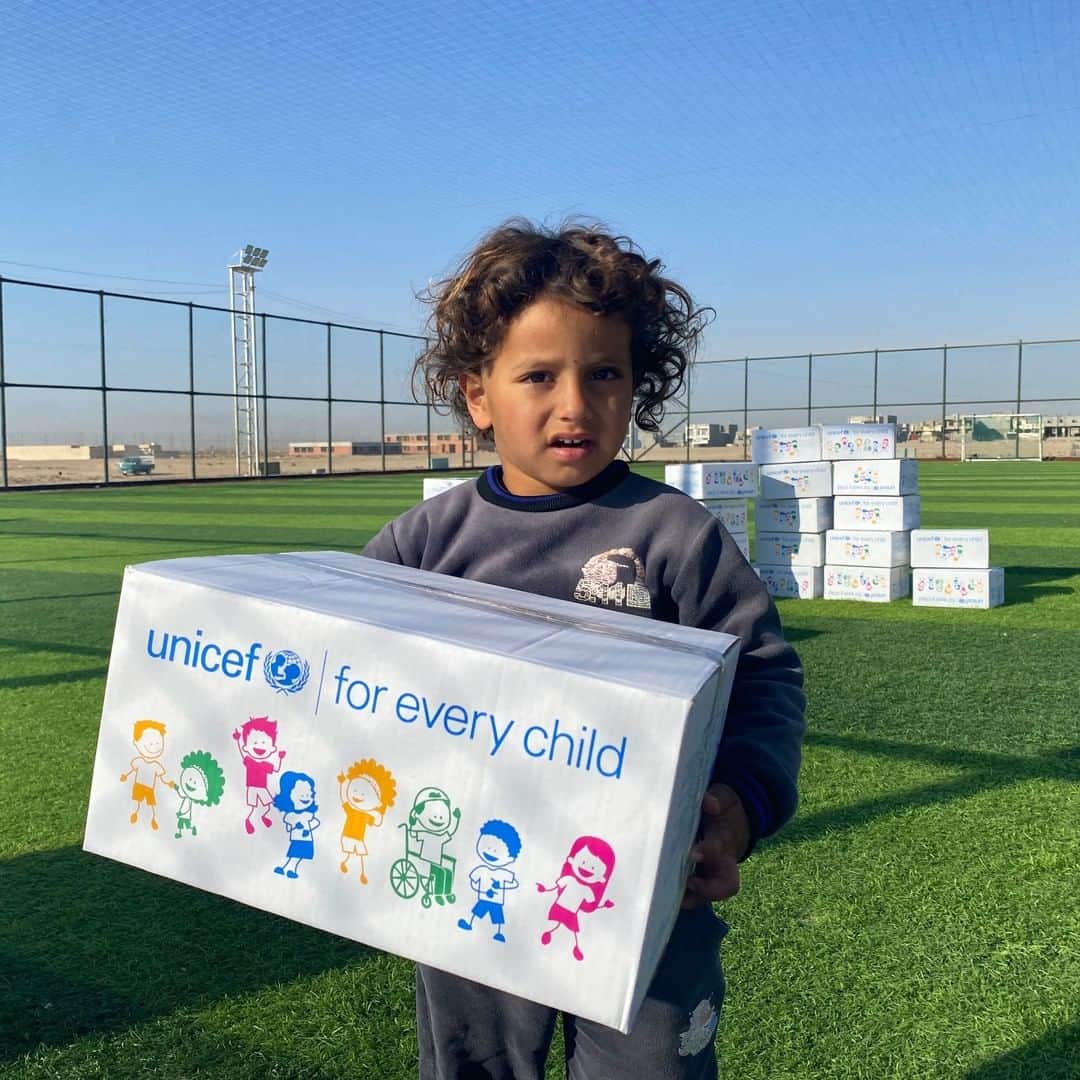 unicefさんのインスタグラム写真 - (unicefInstagram)「These children, displaced by flooding and conflict, are holding boxes full of boots, coats and gloves in Salah al-Din, Iraq. The warm winter supplies are just one of the many ways @unicef_iraq and local partners are supporting families as they deal with the impacts of violence, economic instability and COVID-19. Help improve the life of children affected by emergencies today by tapping the link in our bio. © UNICEF/2020/Hashim」12月26日 14時05分 - unicef
