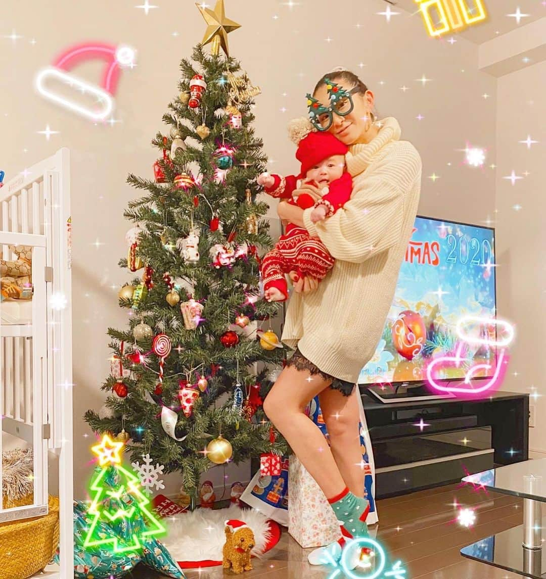 DJ JUICYさんのインスタグラム写真 - (DJ JUICYInstagram)「お家クリスマス👨‍👩‍👦🎄❤️ 昨年は、布で壁掛けタイプのツリーでした🎄 ダーリンは、来年は大きいツリーを買おうって言ってくれました👨🏻🎄  お陰で❣️今年は、、、 食べ物でいっぱいの個性的なツリーを飾る事が出来ました🥑🍔🍕🍟🍰🍣🪐🍾🎄  約束叶えてくれてありがとう🙏💝  でも、このツリー🌲グラグラ不安定で...危ないから来年にはもう少しまた大きくてどっしりした🎄にしないとだ😅🌟  そしていつかは、、、 ツリーの後ろに暖炉があって、大きいワンちゃん🐩JUICYくん２号がいて、お友達みんなでpartyできる🏡が良いなぁ⤴️ 夢はでっかく持って計画的に...笑😌😌😌😌🌟  でも一番は、元気に家族揃って一緒に過ごせる事🧚‍♀️🌟  来年も楽しみだ⤴️🎄🎅🌟 💁🏻‍♀️👶💁🏻‍♂️💝  #初めてのクリスマス #クリスマス2020 #クリスマスツリー #サンタさん #クリスマスプレゼント #息子#family#love」12月26日 14時07分 - dj_juicy0912