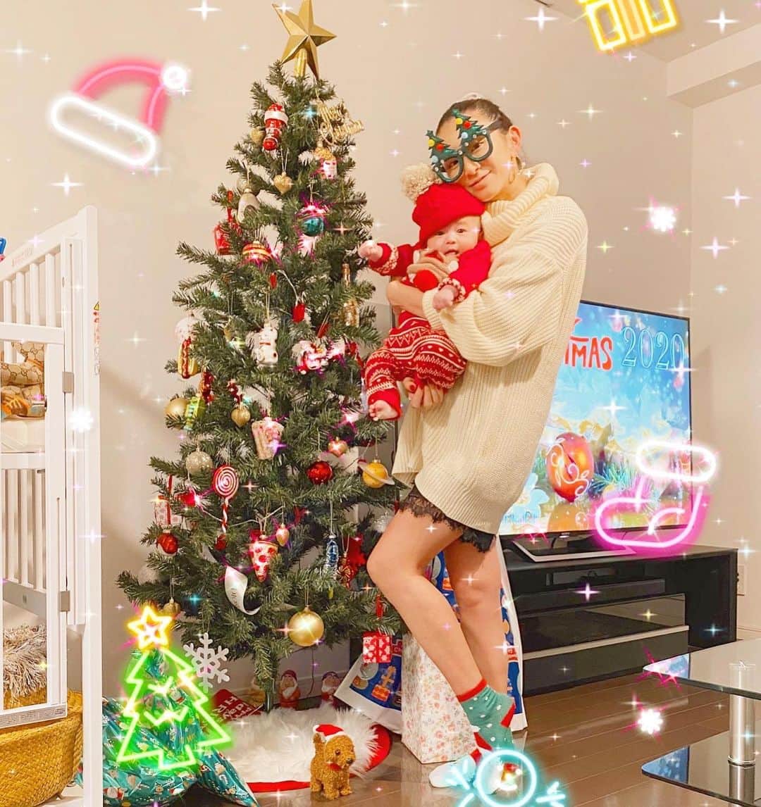 DJ JUICYのインスタグラム：「お家クリスマス👨‍👩‍👦🎄❤️ 昨年は、布で壁掛けタイプのツリーでした🎄 ダーリンは、来年は大きいツリーを買おうって言ってくれました👨🏻🎄  お陰で❣️今年は、、、 食べ物でいっぱいの個性的なツリーを飾る事が出来ました🥑🍔🍕🍟🍰🍣🪐🍾🎄  約束叶えてくれてありがとう🙏💝  でも、このツリー🌲グラグラ不安定で...危ないから来年にはもう少しまた大きくてどっしりした🎄にしないとだ😅🌟  そしていつかは、、、 ツリーの後ろに暖炉があって、大きいワンちゃん🐩JUICYくん２号がいて、お友達みんなでpartyできる🏡が良いなぁ⤴️ 夢はでっかく持って計画的に...笑😌😌😌😌🌟  でも一番は、元気に家族揃って一緒に過ごせる事🧚‍♀️🌟  来年も楽しみだ⤴️🎄🎅🌟 💁🏻‍♀️👶💁🏻‍♂️💝  #初めてのクリスマス #クリスマス2020 #クリスマスツリー #サンタさん #クリスマスプレゼント #息子#family#love」