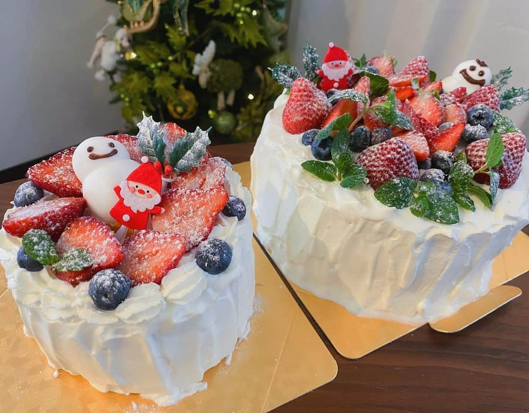 おのののかさんのインスタグラム写真 - (おのののかInstagram)「＊ Happy merry Xmas🎅💓 クリスマスケーキは今年も手作りしました🎂✨  今年は友達がうちに来てくれて一緒に作れたので楽しかったなぁ🥰 持ってきてくれた雪だるまのマシュマロはモヒカン雪だるまに❤️笑  スポンジは毎年失敗知らずのクックパッドのnyontaさんのレシピを参考にしています☺️  最近お砂糖はてんさい糖を使っているので、初めてそれで作りましたが上手くいきました👍✨  スポンジが甘めなので、ホイップクリームは生クリーム200mlにてんさい糖5gを入れて泡立て、そのあとに練乳を5g〜10gたして甘さ控えめに作ります🐮 練乳を入れるとミルクっぽい感じのさっぱりしたホイップクリームになるのでとってもおすすめです🥺💓  デコレーションのコツは、サンドするホイップは固めに作って、外側は柔らかめにするとそれっぽくなります😂✨ あと、生クリームをケチらない。笑 私は18cmのケーキに400ml使ってます。 苺の他にミントやブルーベリーで飾り付けをして、最後に溶けない粉砂糖をかけるとお店感でる☃️👍  ケーキ作りってハードル高そうだけど作ってみると楽しいし、レシピによってはとても簡単です✨ 夫も、こんなに上手にできるんだね！と褒めてくれました😚💓  みなさんはどんなクリスマスを過ごしましたか？🎄」12月26日 14時07分 - ononono_ka