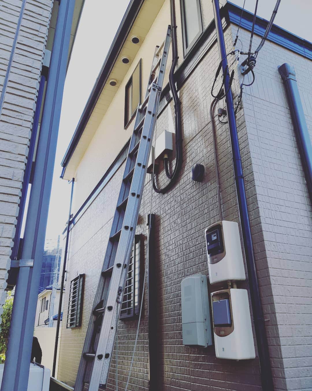 crie style クリエすずき建設のインスタグラム：「沈下事象のある建物の外壁の調査を行わせていただきました！  建物の端から端で約8cmの傾きが確認されたので、内装や外装の調査も、改めて弊社にご依頼がございました。  誠実に、真摯に、弊社にて、できる限りのサポートをさせていただきます。  #建物調査 #木の家 #バリアフリー #生涯設計 #ライフプラン #住まいと暮らしの窓口 #住ま暮らサポート #長期優良住宅 #長期保証 #建物点検 #修繕計画 #マイホーム借上げ制度 #家事楽 #テレワーク #ホームエレベーター #介護 #平屋 #減築 #２世帯 #リフォーム #リノベーション #楽しく人生をデザイン #crie_style #クリエスタイル #クリエ #クリエすずき建設」