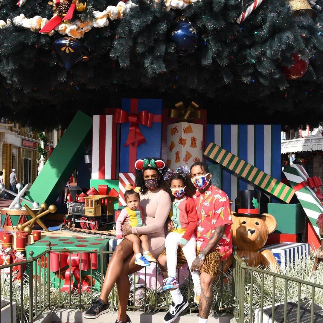 キッド・インクさんのインスタグラム写真 - (キッド・インクInstagram)「hope you had a Happy Healthy Holidays from the Collins 🎄😷 #Disneyworld」12月26日 14時18分 - kidink