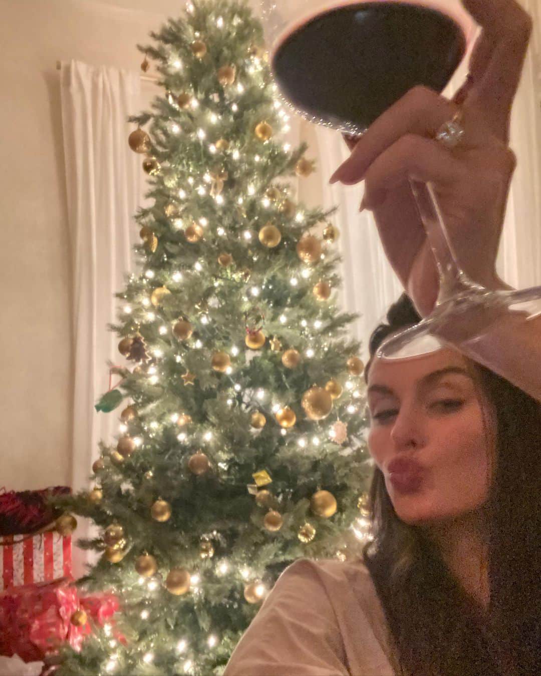 ニコール・トルンフィオさんのインスタグラム写真 - (ニコール・トルンフィオInstagram)「Well..... Cheers to a weird Christmas 🎄 I hope everyone is safe and is taking care of their hearts and mental health. I can’t wait until next year to make up whatever today was 🙃 #2020 Here’s to keeping our loved ones close, as long as they are on zoom 😭」12月26日 14時19分 - nictrunfio
