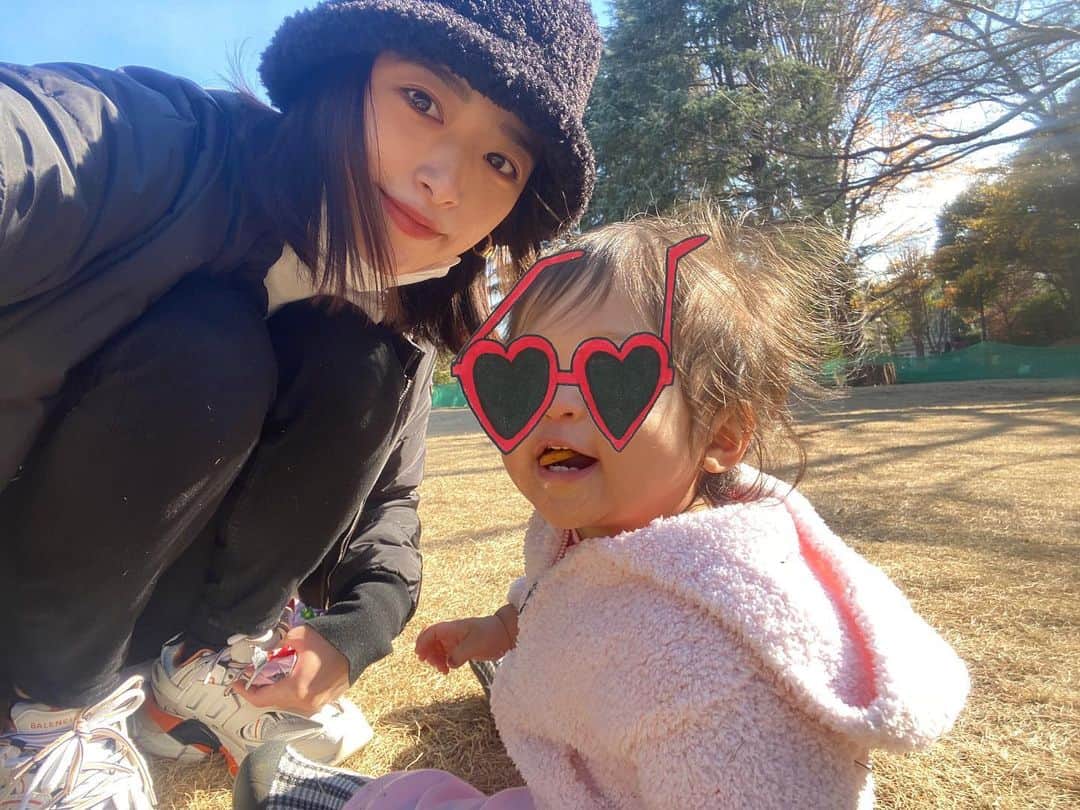 近藤千尋のインスタグラム：「今日はお姉ちゃんがダンスの間 ちょっとだけ公園で遊びました😊 💚 もう歩き回るし転けるし、笑 いろんなものが付いて 車に乗る前に取るのが大変でした。笑🍂🤣 今日は大掃除するぞー🧹🧽🧼  帽子は　@_oku_shop  です❤️」