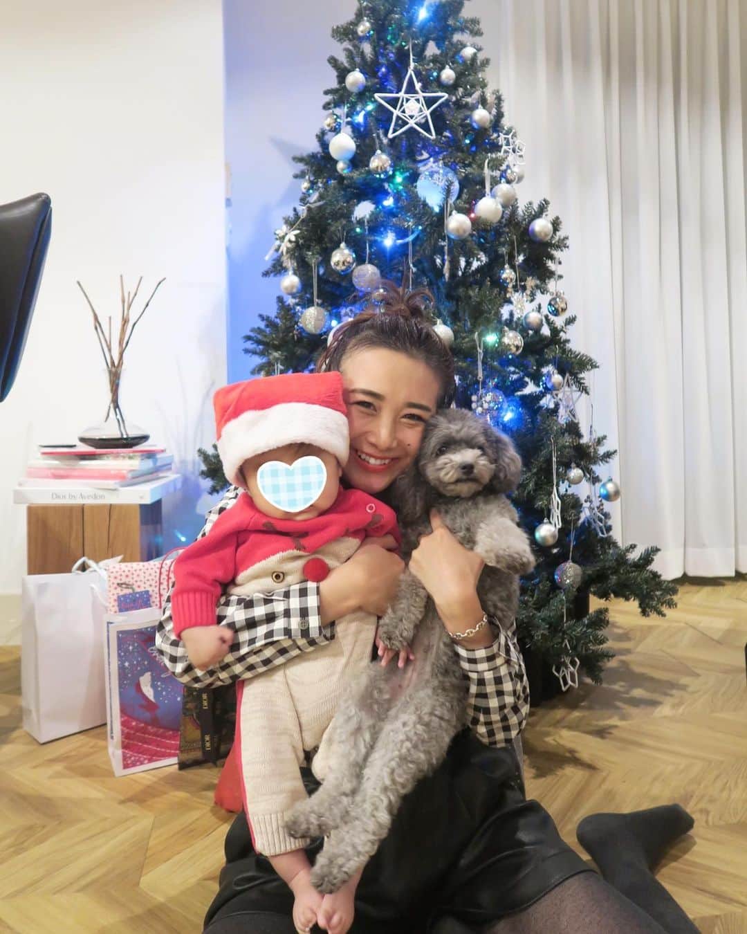 Mai Wakimizuのインスタグラム：「豪華なツリー、その下には沢山のプレゼント、クリスマスソング、ちびサンタ♡全部全部が特別だと感じた今年のクリスマス。息子を出産して、更にクリスマスが大好きになりました＼(^o^)／私の宝物達に囲まれて♡ #merrychristmas#メリークリスマス#赤ちゃんと犬#赤ちゃん#生後5ヶ月#愛犬カプリ」