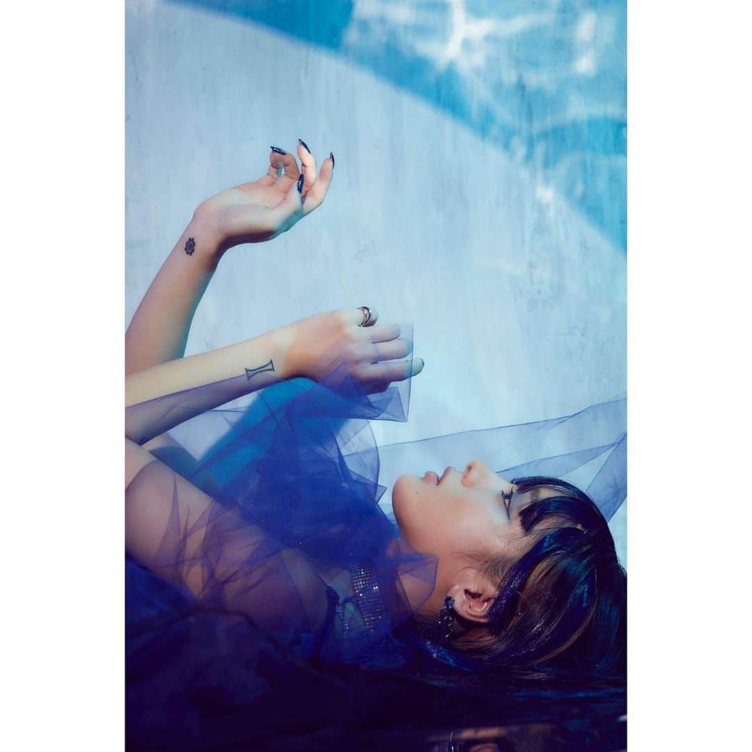 仲万美（Bambi Naka）さんのインスタグラム写真 - (仲万美（Bambi Naka）Instagram)「🦋🐬🌊💎💙Part II photographer : @yoshihama1028  hair&make : @funatomisaki_hair_make  stylist : @haseo1228」12月26日 14時22分 - 615_bambi