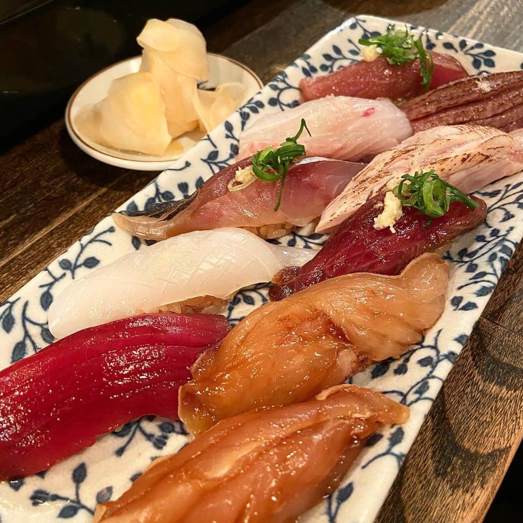 小鳥遊しほのインスタグラム：「生チキンな聖夜の夜の。生鶏寿司おいしすぎるお店で和クリスマス最高でした🎄肉寿司だけじゃなくて魚系のお寿司もおいしすぎる大好きなお店。お刺身もサイドも全メニューおいしすぎ。お酒のセンスも良くて大将もいいひと🐓🐄🐎🐟  前列手前から 漬け鶏もも 漬け鶏むね お馬さん 炙りささみ塩レモン 神戸A5ザブトン  後列手前から マグロ イカ アジ カレイ カツオ  味がついててそのままいくスタイル。このおまかせ10貫で¥2,200。コスパ◎ ネタがでかいのでシャリ小で頼むのが私の中のベストバランスでする。  2枚目お刺身盛り合わせは ボタンエビ 〆さば つぶ貝 炙りホタテ カレイ  生レモン入のキンミヤハイボールが粋です。  #東京グルメ  #寿司 #肉寿司 #刺身 #鳥刺し #和食 #高田馬場 #クリスマス #生肉 #29寿司ロック」