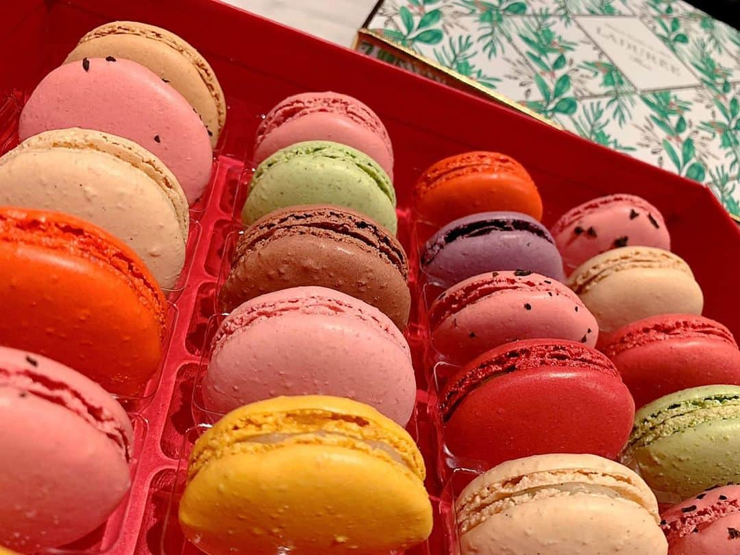 百合華さんのインスタグラム写真 - (百合華Instagram)「#macarons 💝  #japan #日本 #kyoto  #京都 #四条 #laduree  #ladurée  #ladureeparis  #ladureecafe  #ラデュレ #マカロン #有名スイーツ店  #christmas  #xmas  #クリスマス #christmaspresent  #xmaspresent  #クリスマスプレゼント  #マカロンの種類も豊富  #マカロン大好き  #マカロン好き #女子会 #女子会スイーツ #スイーツ #sweets #sweetstagram  #sweetsgram  #sweetslover」12月26日 14時27分 - yurika.lovelily