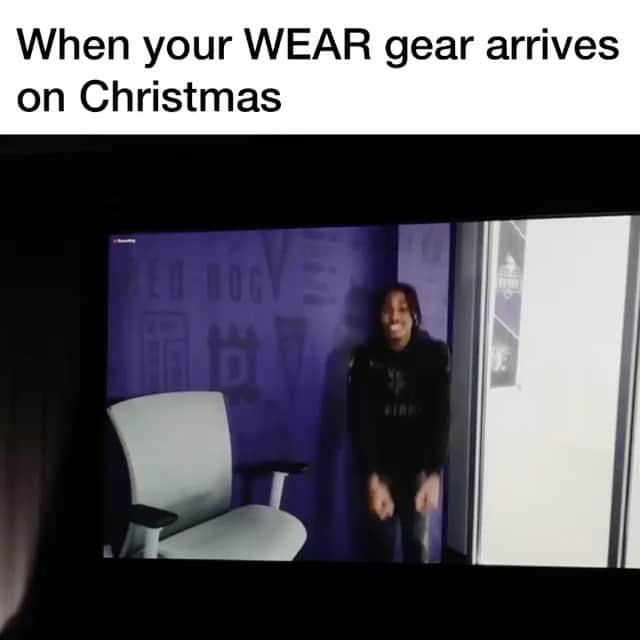 エリン・アンドリューズのインスタグラム：「Repost from @wearbyea Merry Christmas and Happy Holidays! 🎄🎁 @vikings @thegriddy」
