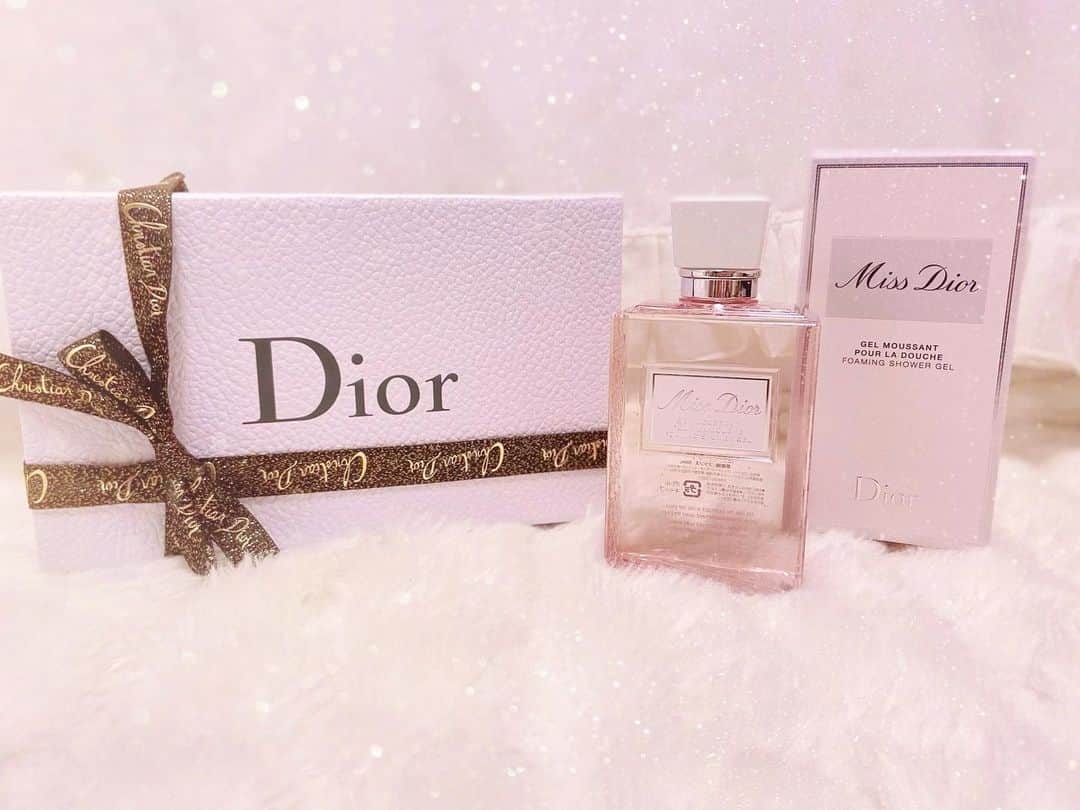 ありしゃんのインスタグラム：「⑅ ⑅ 仲良しちゃんから頂きもの🎀 シャワージェルなんだけど可愛すぎてしばらく使えない🥺💗 ⑅ Diorの香水の香りと同じでずっとくんくんしちゃうｗ💭 ⑅ ⑅ ⑅」