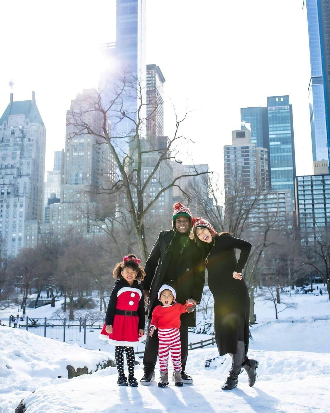 中鉢明子さんのインスタグラム写真 - (中鉢明子Instagram)「🌈Merry Christmas Everyone🎄  #2020 #CentralPark #NewYork #AnyDayNow🤰  📸by @kyonakam   #FamilyPhoto #Powerful #ニューヨーク #セントラルパーク #臨月 #家族写真 #特別な一年 #マタニティーフォト #家族写真 #pregnancyphoto #maternityphoto」12月26日 5時38分 - akiko_harlem