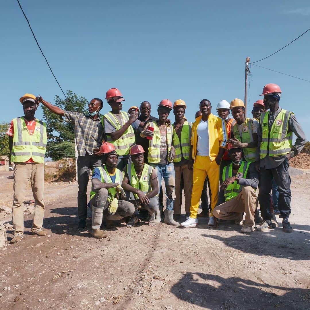 エイコンのインスタグラム：「Happy Holidays from Senegal! We are building a school for the youth, always remember your blessings and give back!」