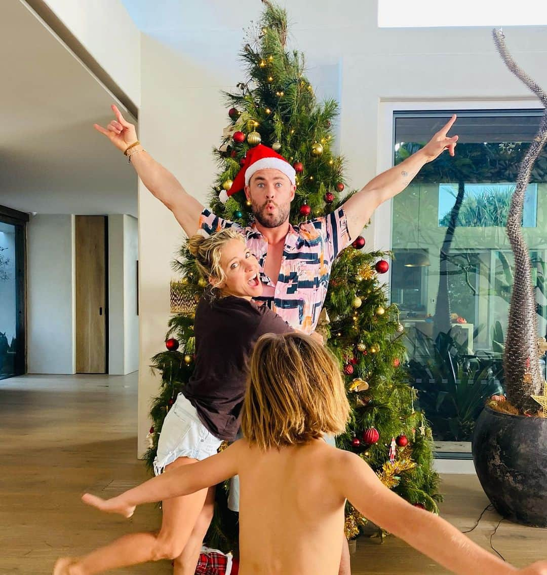 クリス・ヘムズワースさんのインスタグラム写真 - (クリス・ヘムズワースInstagram)「Happy Holidays everyone !!」12月26日 5時41分 - chrishemsworth