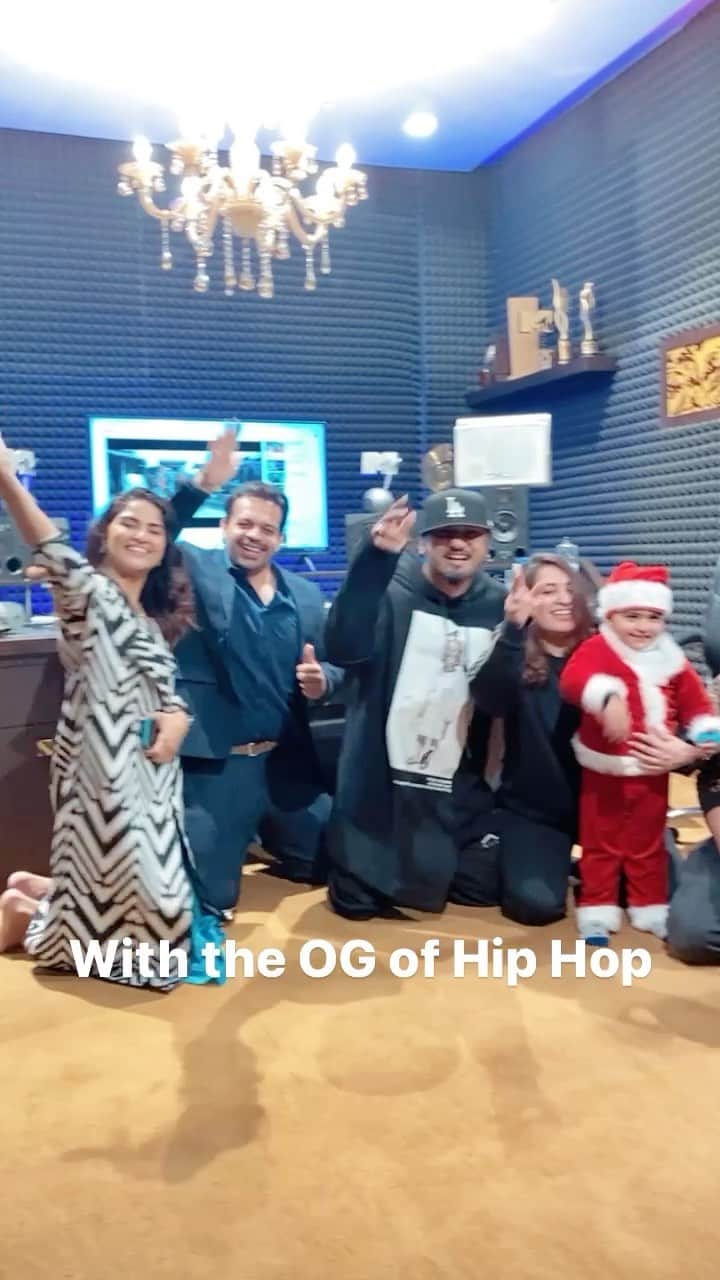 Gaurav Tanejaのインスタグラム：「Paji ka naya song @yoyohoneysingh  #flyingbeast #christmas」