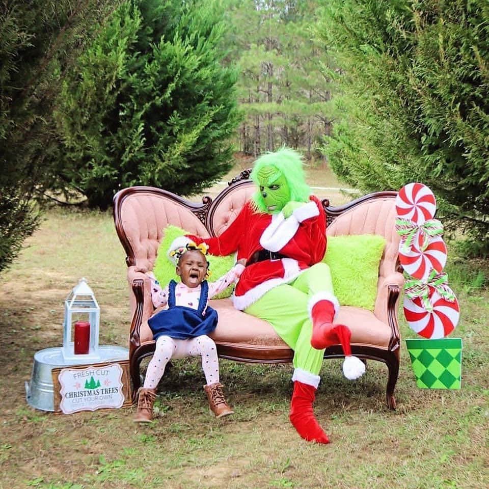E! Onlineさんのインスタグラム写真 - (E! OnlineInstagram)「It's because he's green, isn't it? We hope this little girl finds extra presents under the tree this Christmas. (📷: @amysuechilds/@lakrystalbrownlee)」12月26日 6時01分 - enews