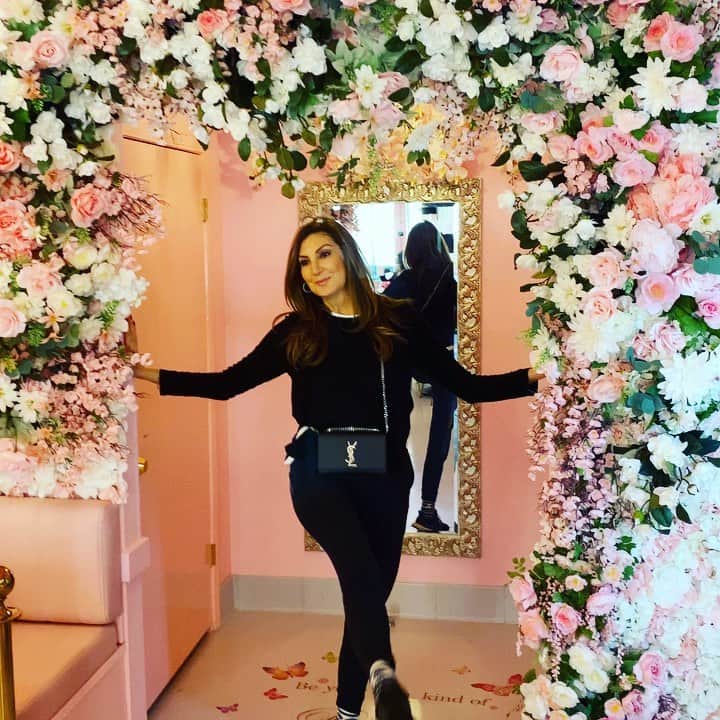 ヘザー・マクドナルドのインスタグラム：「Enjoying #christmas with my family in #lakelasvegas @mrscocoofficial dancing to #pureimagination song then Peter aka the cameraman’s breathing as I skip out to the empty streets of Italy. #merrychristmas #familytime」